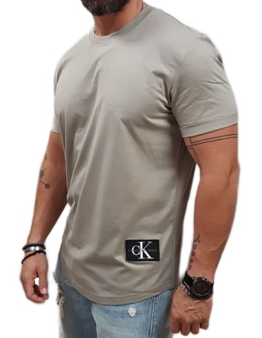 Calvin Klein  - J30J323482 PBU - Badge Turn Up Sleeve - Elephant Skin  - Regular Fit - Μπλούζα Μακό