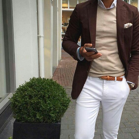  λευκό παντελόνι με καφέ σακάκι
